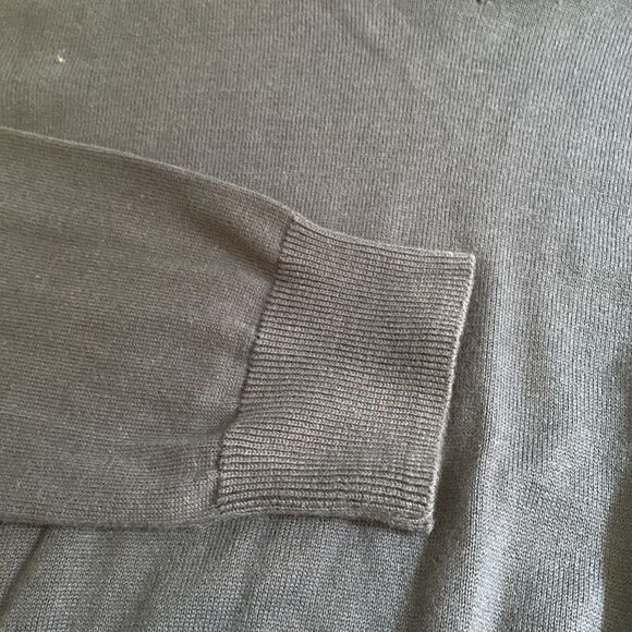 Old Navy V-neck Pull Over Navy Blue Sweater - Picture 3 of 5